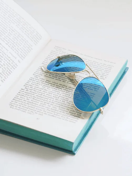 Livre avec des lunettes posées dessus