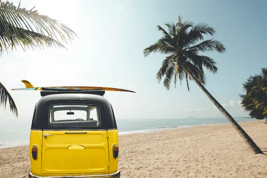 Planche de surf sur une voiture